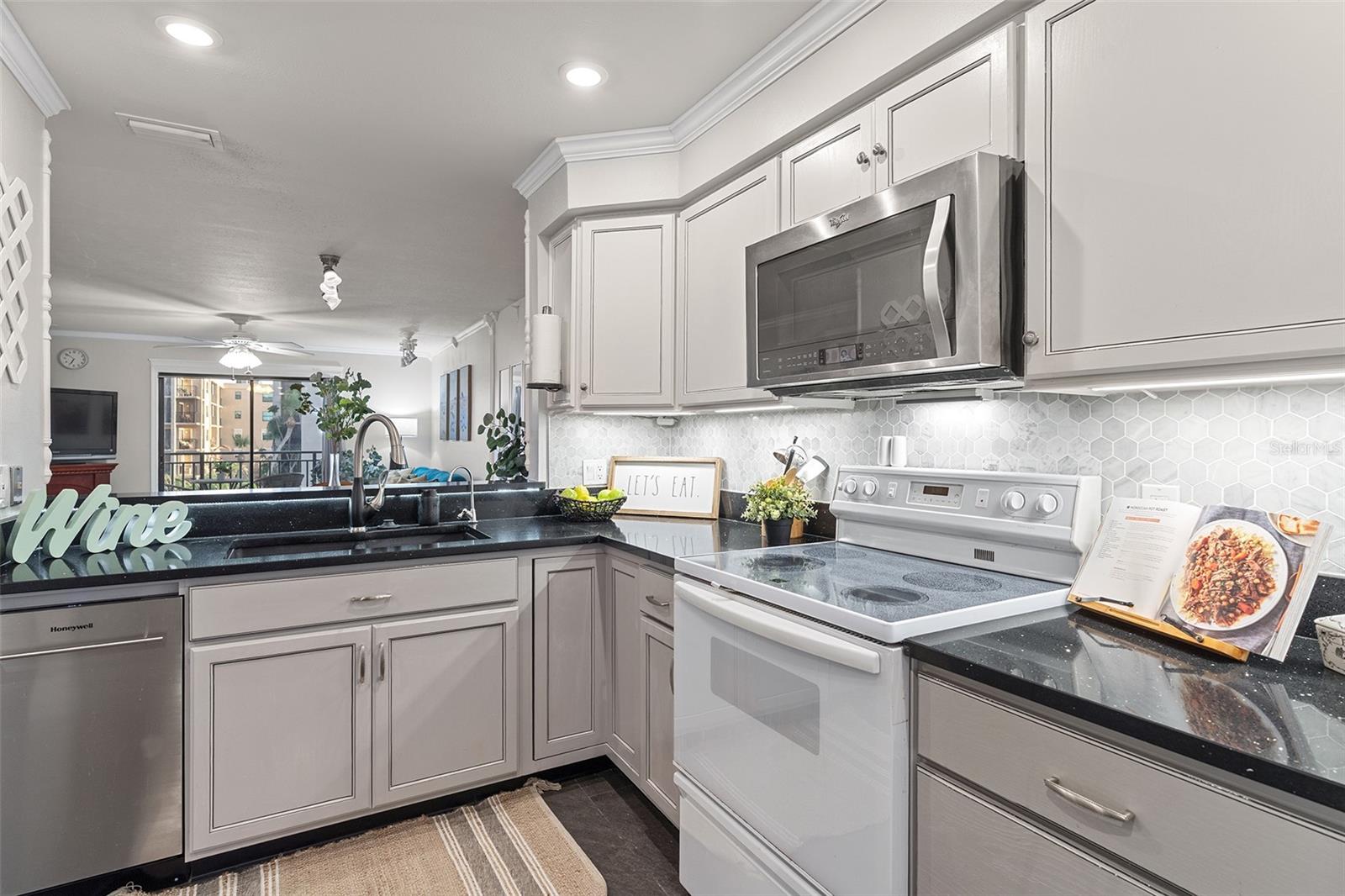 Newer dishwasher) Spacious kitchen Newer dishwasher) Spacious kitchen