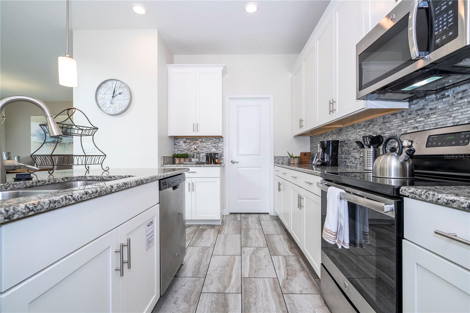 1646 MOON VALLEY DRIVE, Davenport, FL 33896