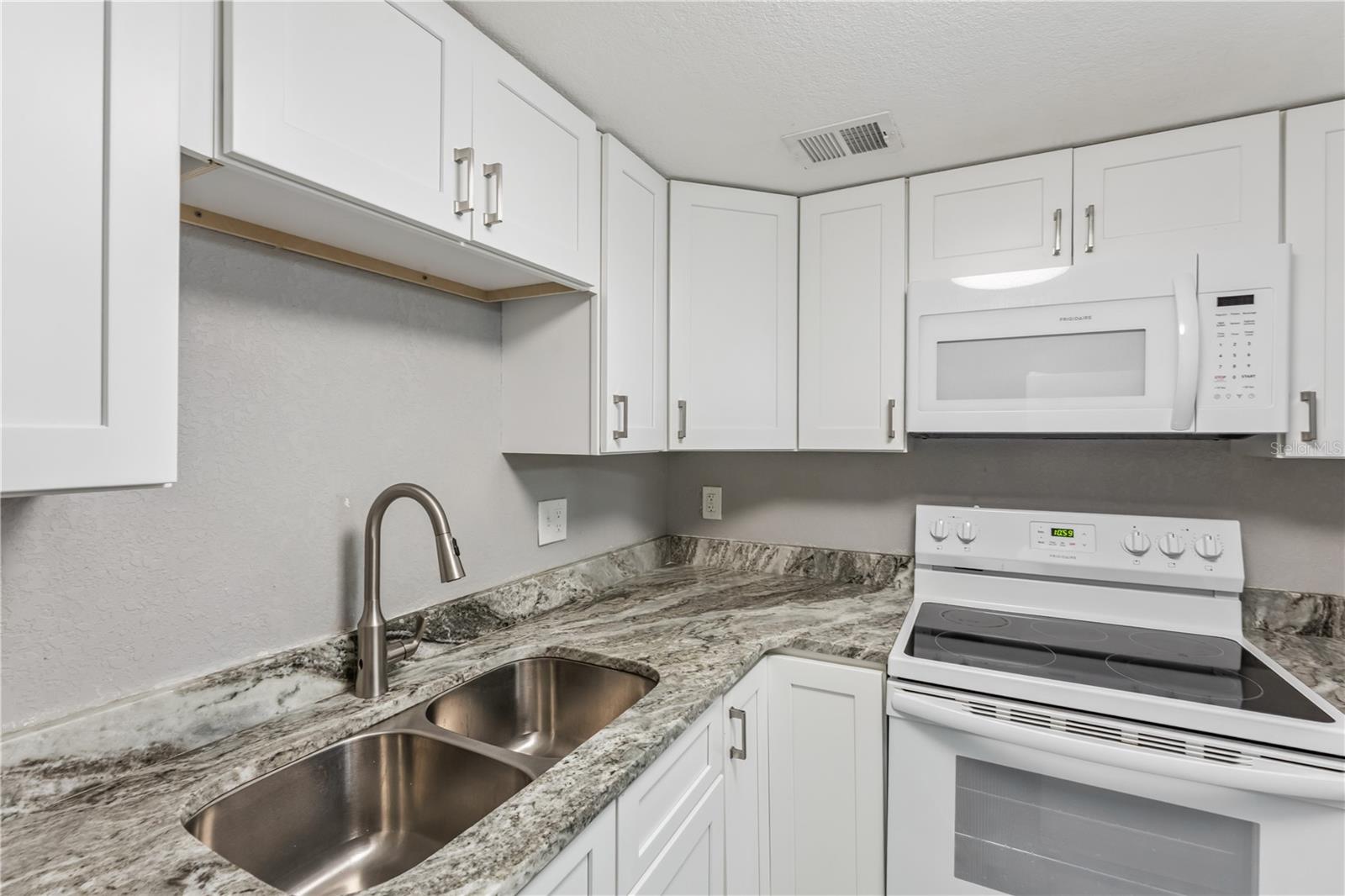 950 LAKE DESTINY ROAD, #B, Altamonte Springs, FL 32714