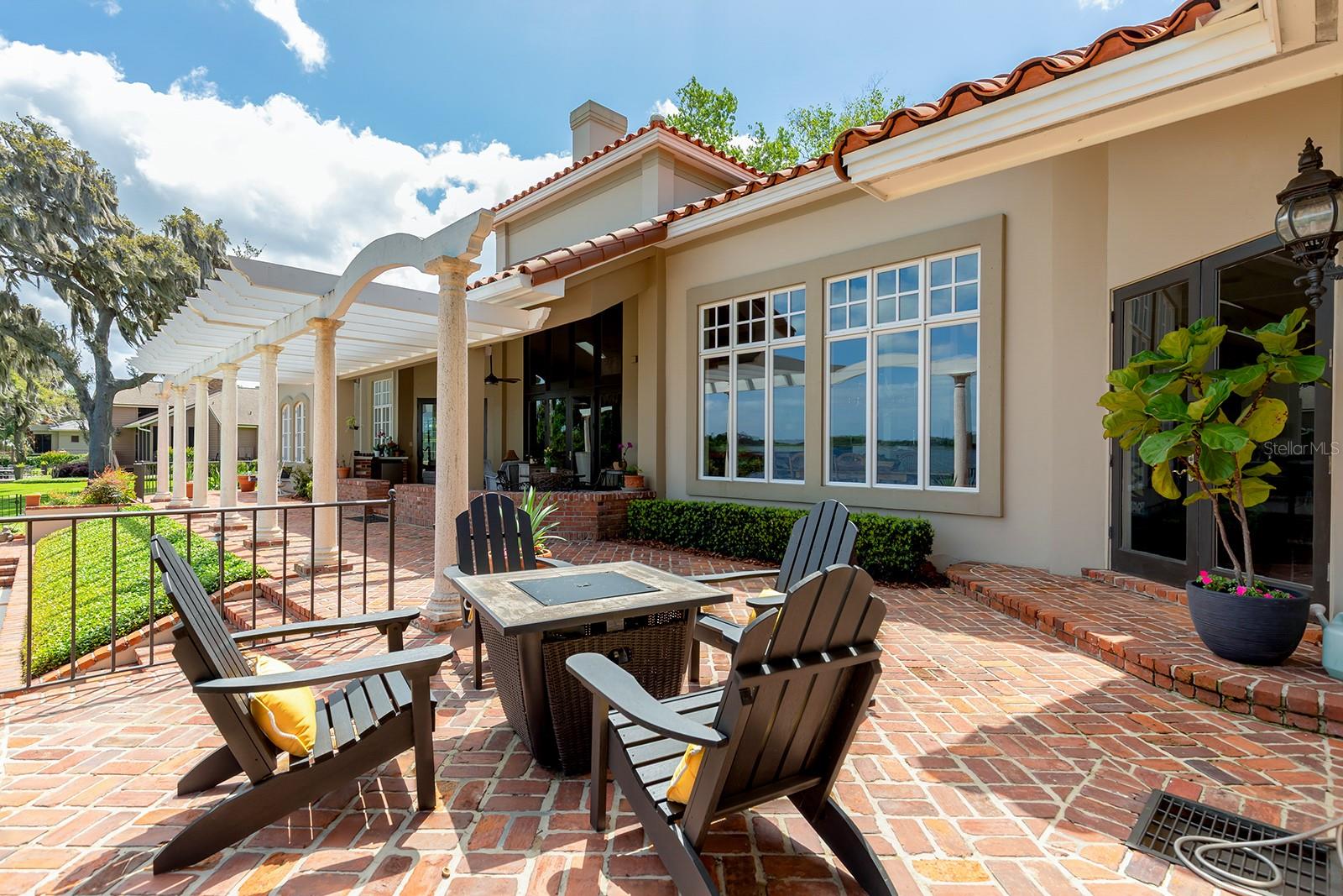 Space for smaller gatherings and intimate conversations.