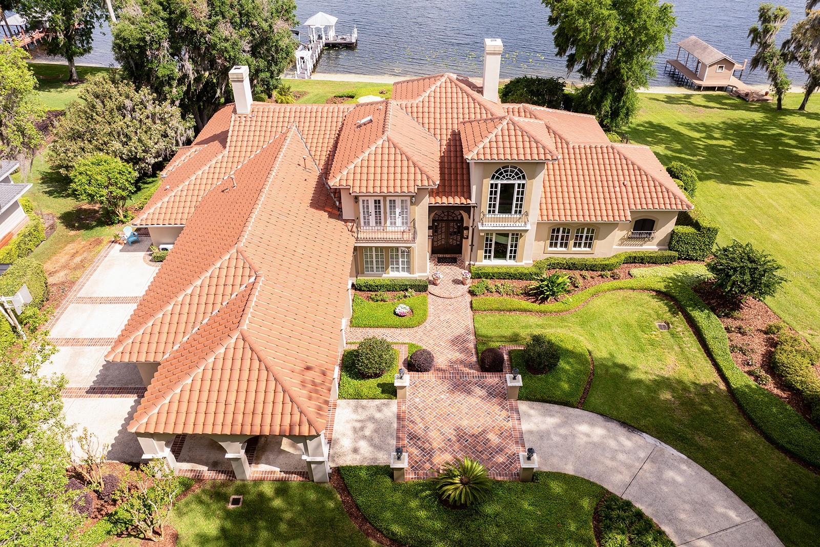 Desirable location that is close to all shopping, major roadways, restaurants and top schools. Don't miss viewing this incredible property and dare to dream the memories you create here.