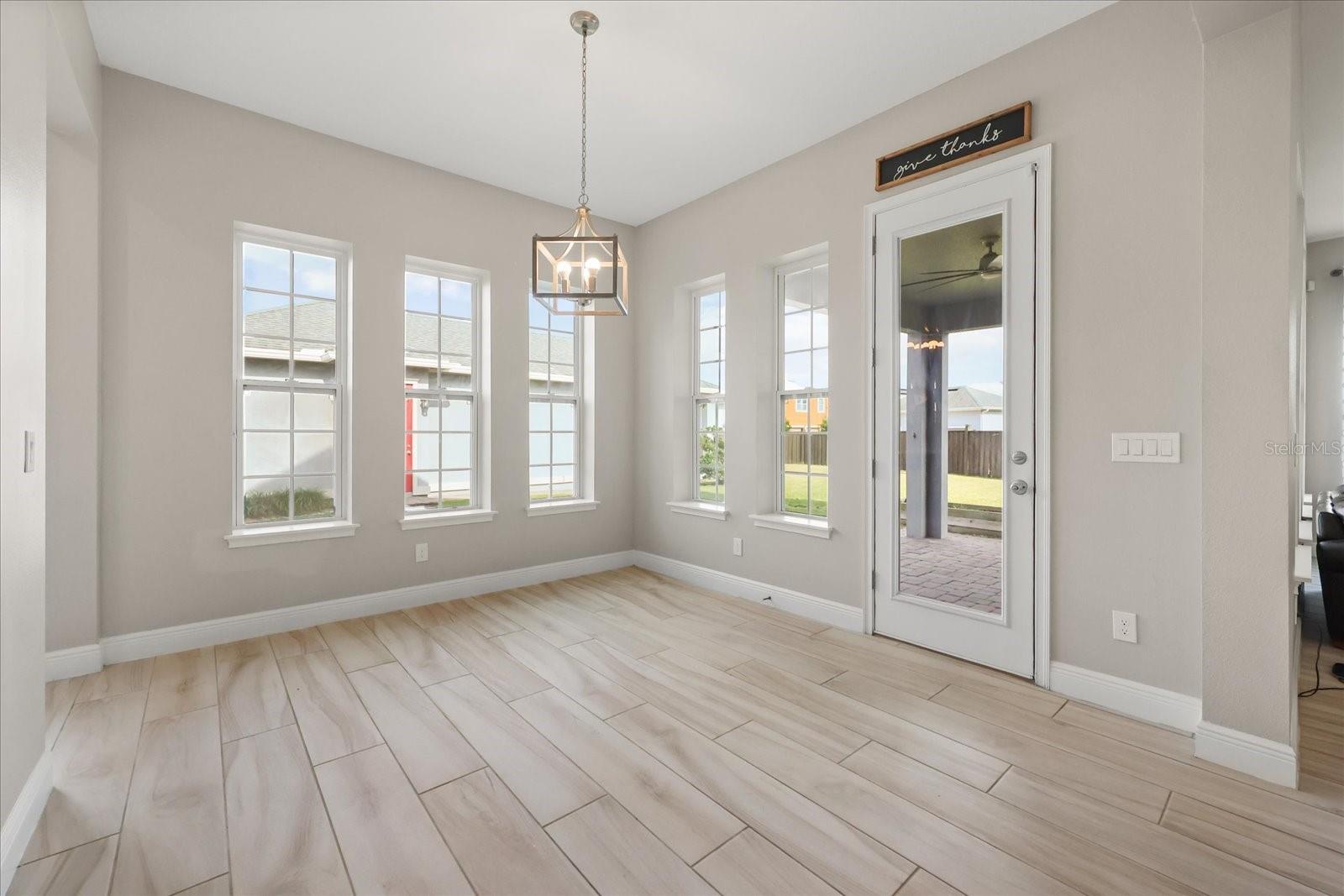 Breakfast nook w/ door to lanai