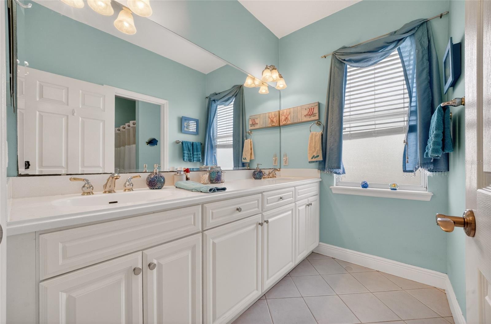 Hallway upstairs full bathroom with tub/shower