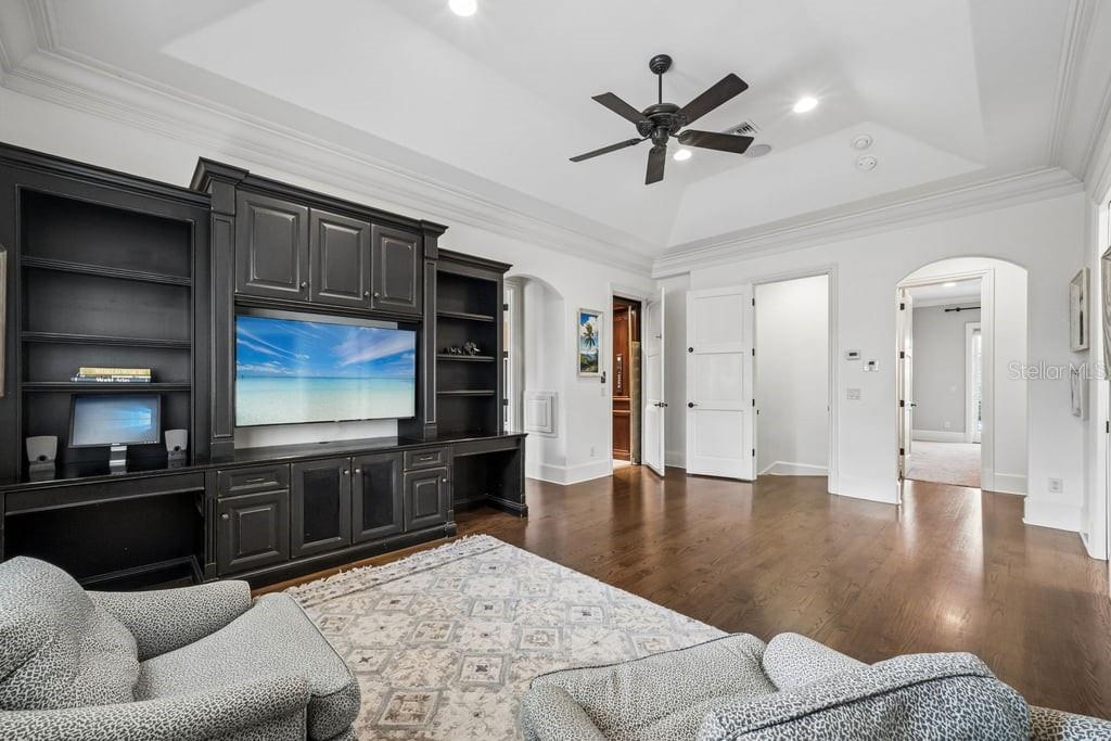 Loft area on 2nd floor with bedrooms