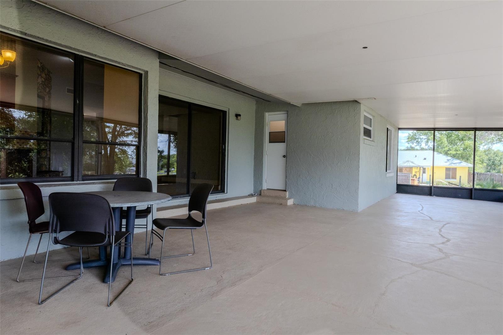 Screened porch/lanai with access to second bath
