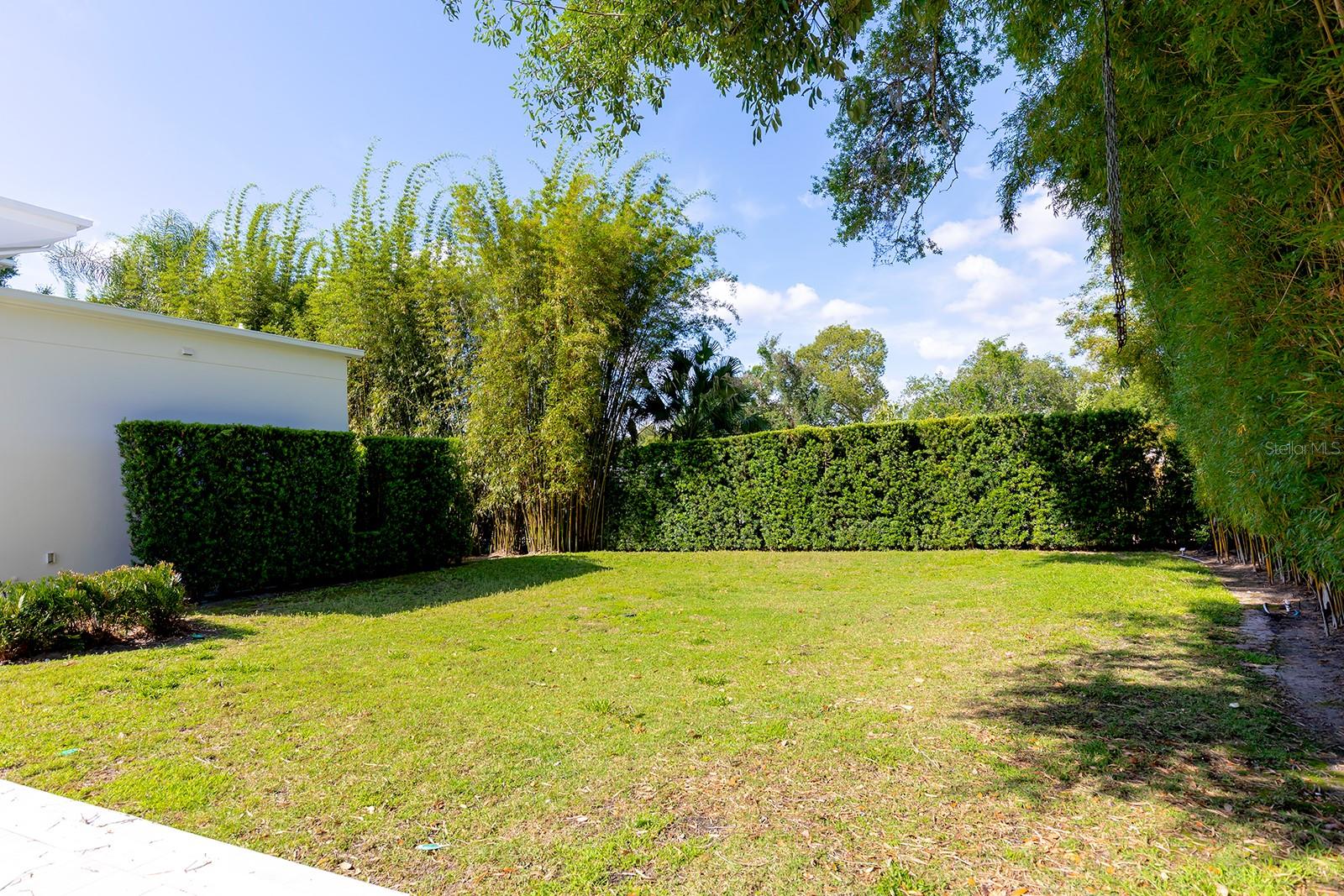 Spacious Sideyard