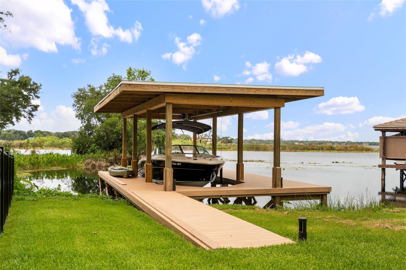BOAT HOUSE WITH LIFT