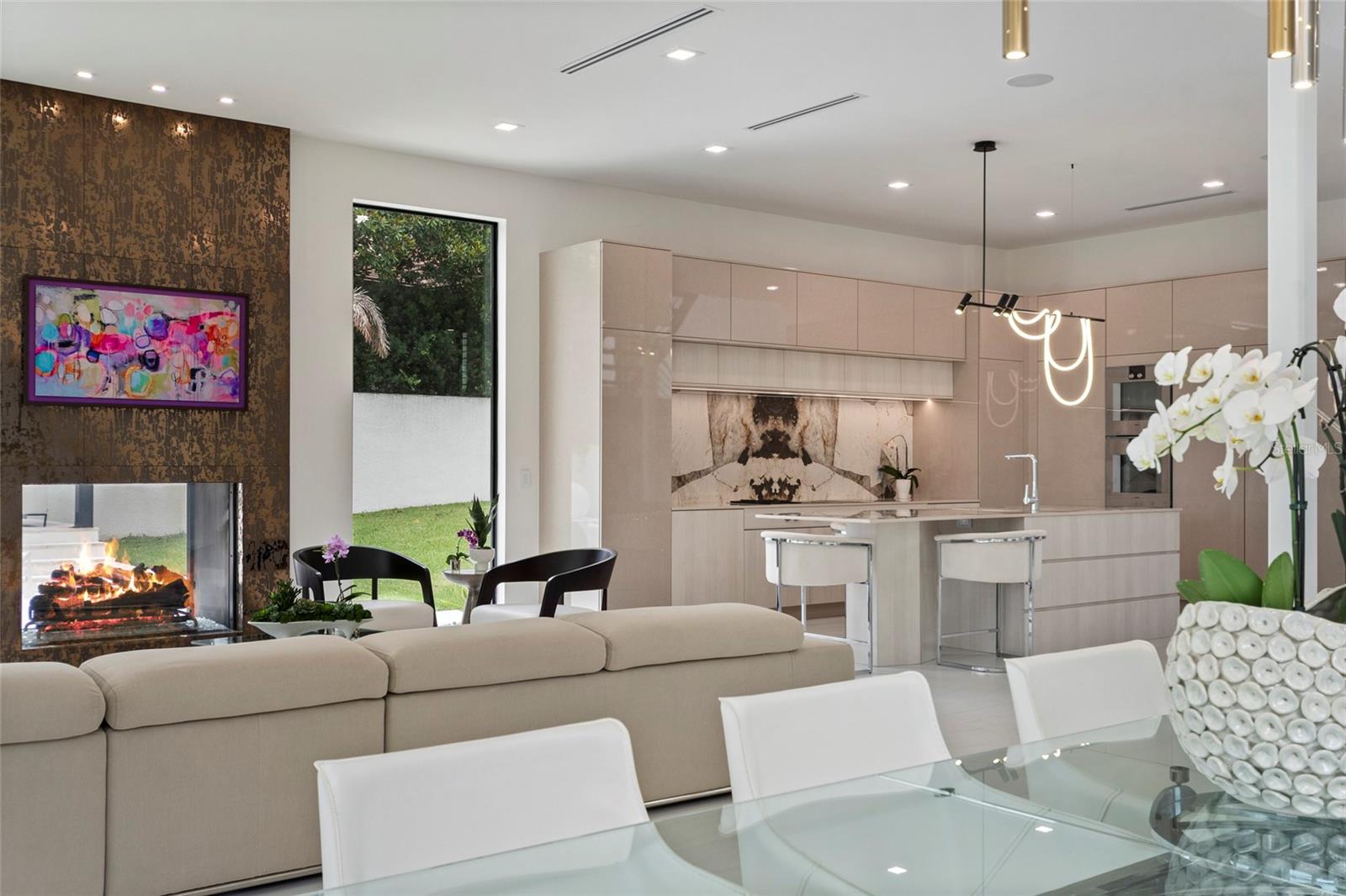 FAMILY/DINING ROOM
