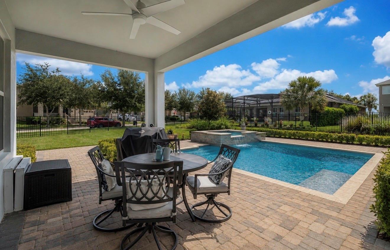 Spacious yard to create your own dream pool