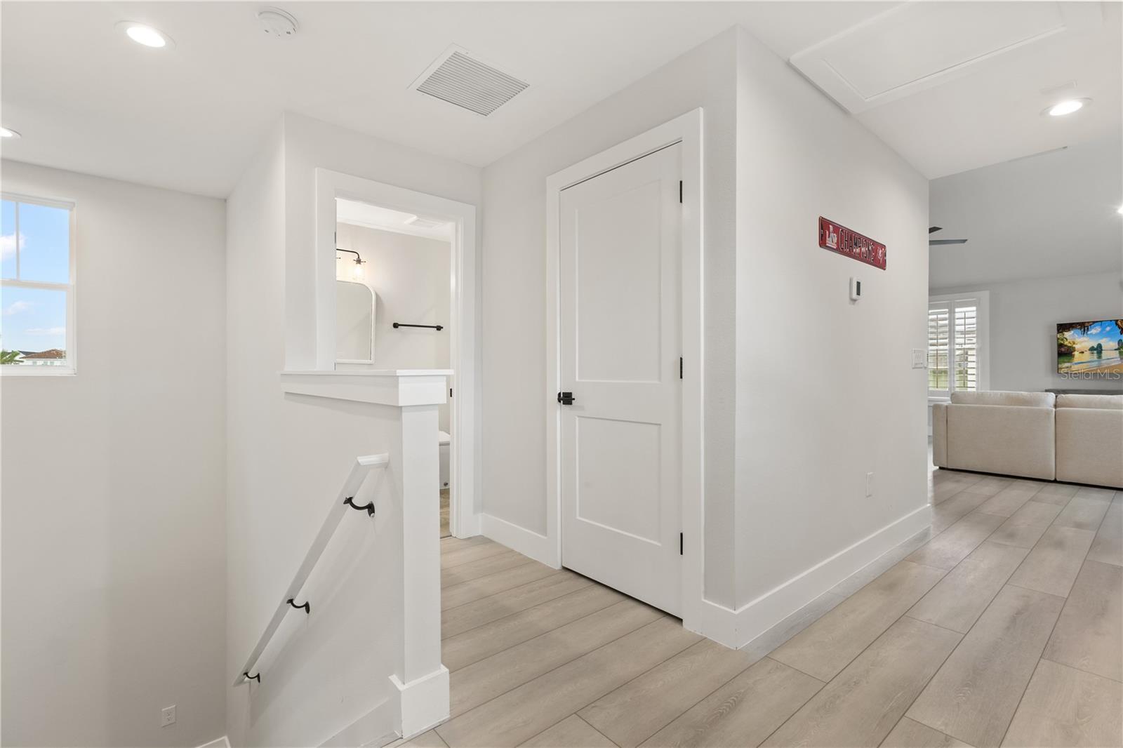 907-SF  GUEST HOUSE APARTMENTAbove the garage, the 907-square-foot carriage house apartment has its own private entrance and includes a kitchenette, full bath and flexible studio-style living space.