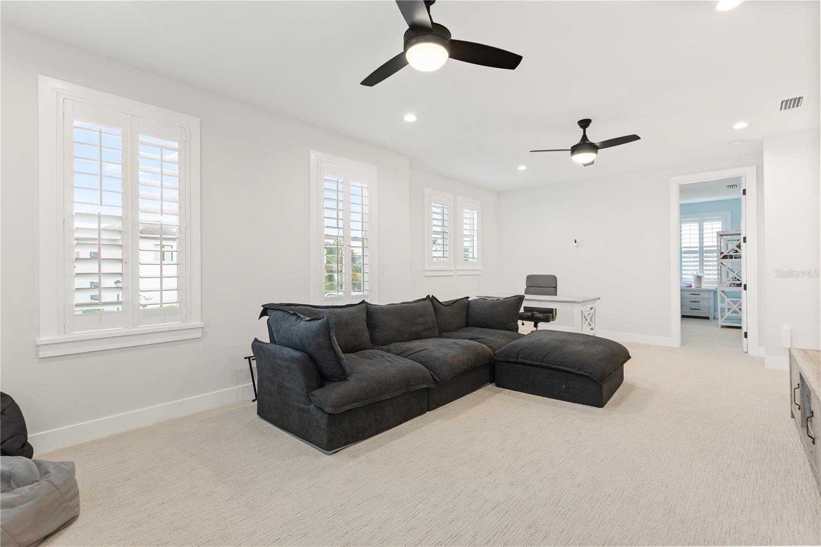 25'  15' BONUS SPACEGenerous proportions give the upstairs loft room for a full media setup, oversized seating and additional study or recreation space.