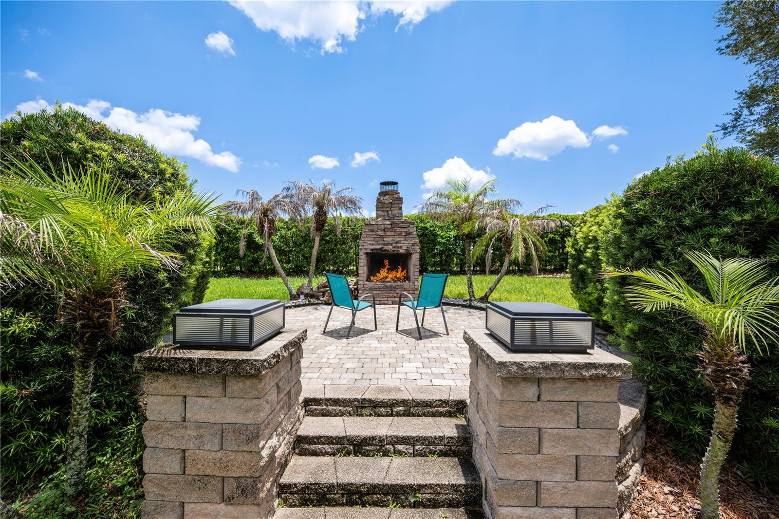 Create unforgettable evenings under the stars by the outdoor fireplace.