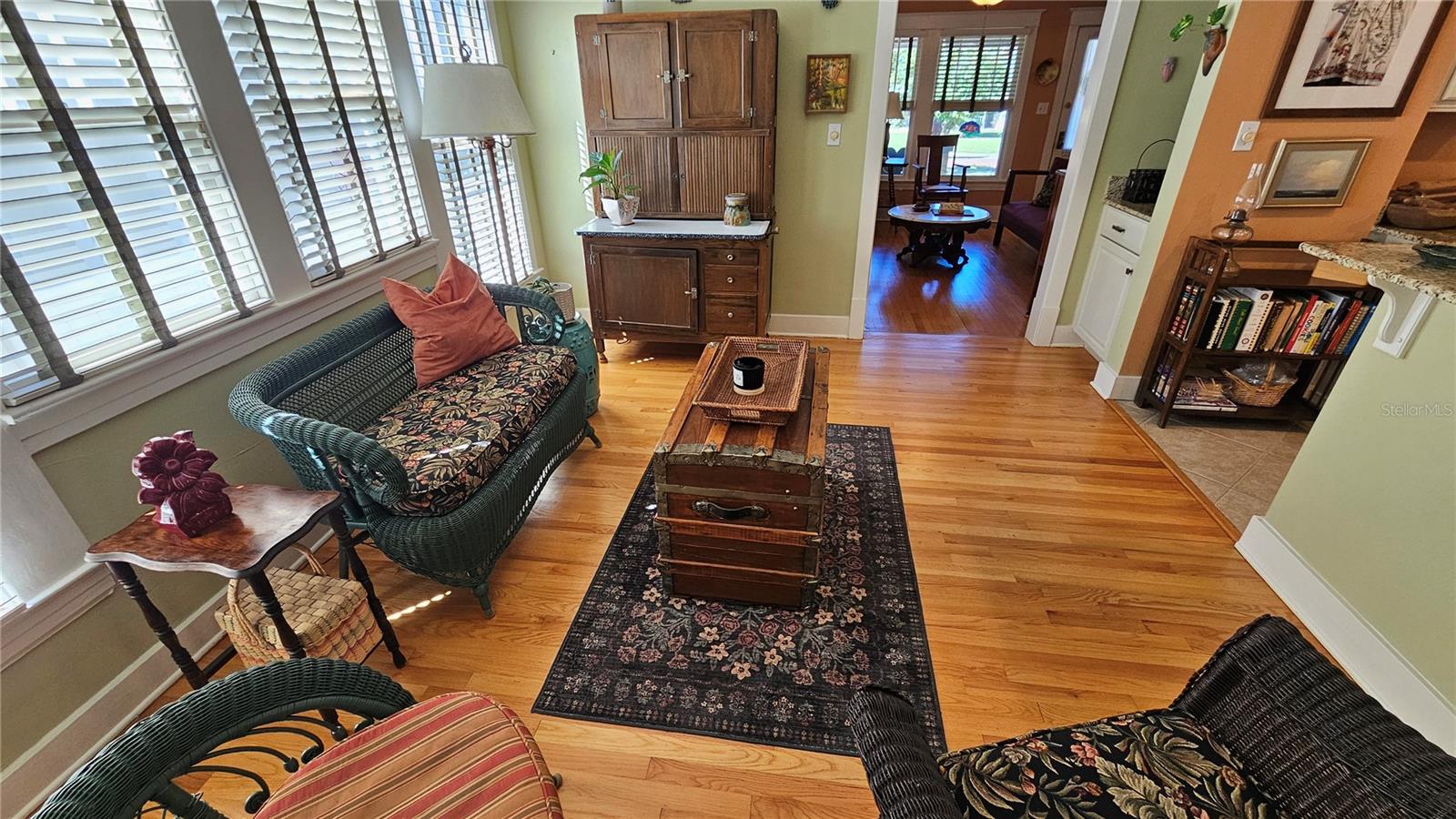 Sitting Nook - Kitchen to the right, Living Room in background