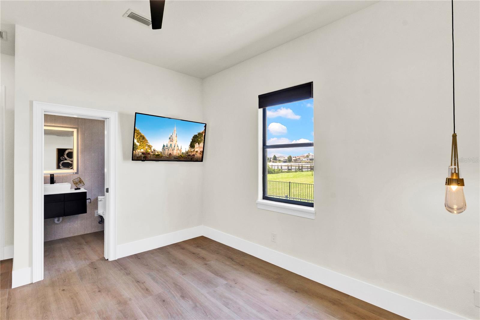 2ND PRIMARY SUITE WITH EN-SUITE