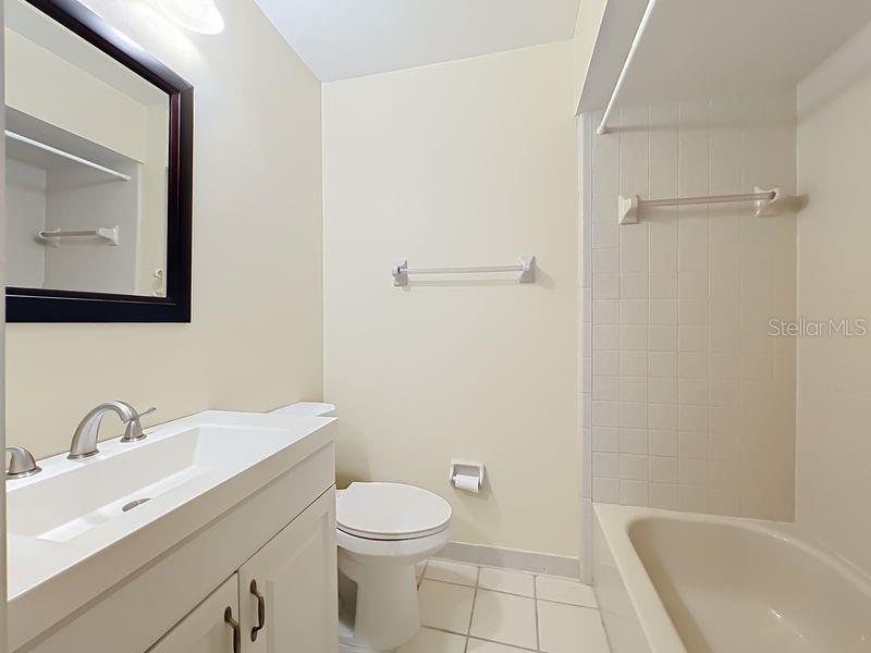 Updated Guest Bathroom w/Tub