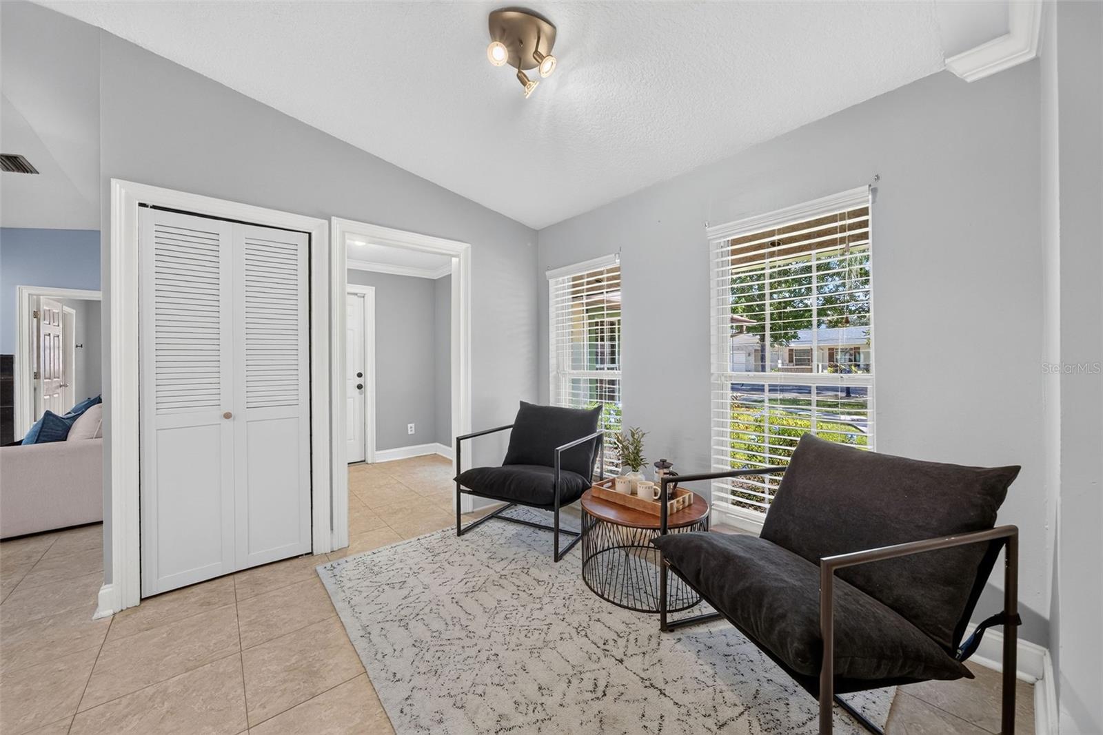 Sitting Area/Breakfast Nook10'x9'