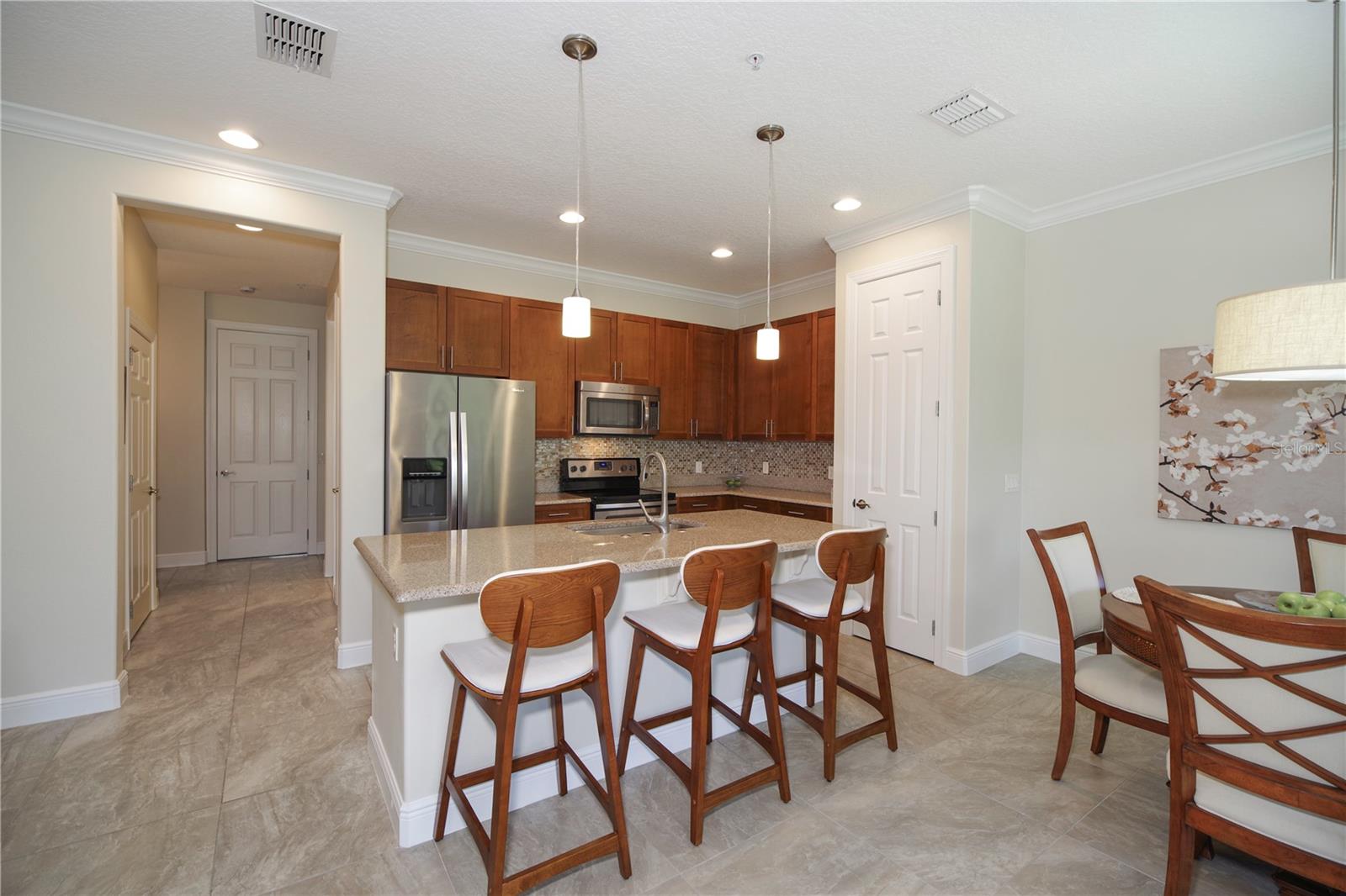 KITCHEN WITH BREAKFAST BAR