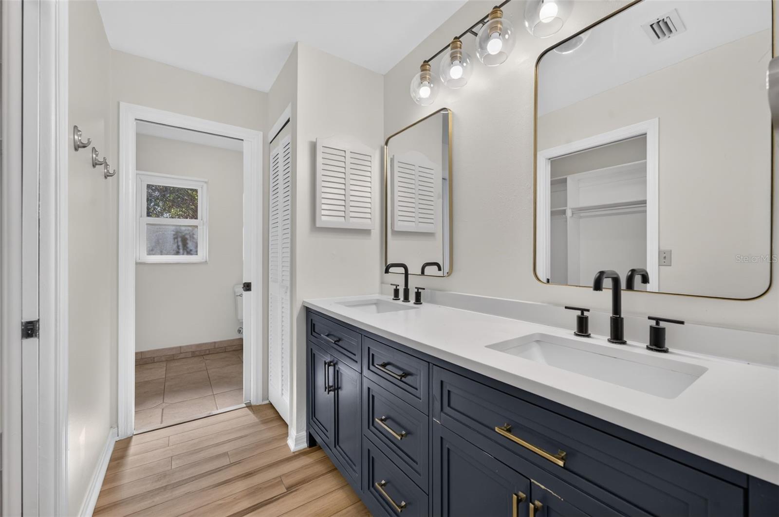 Primary bath with dual sinks