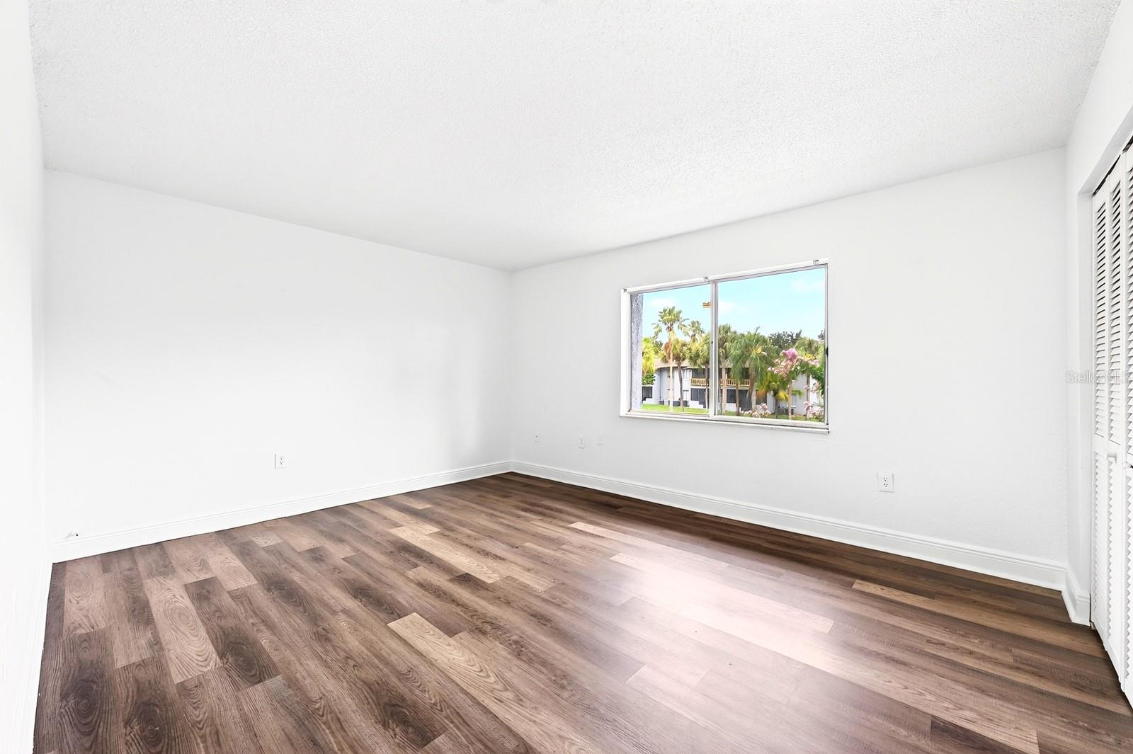Very spacious bedroom