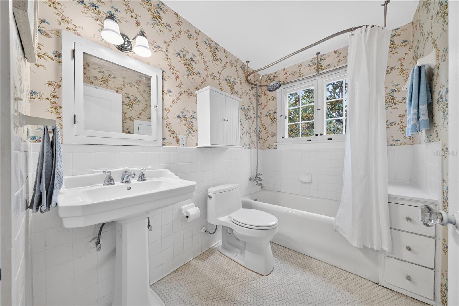 2nd floor full bath.