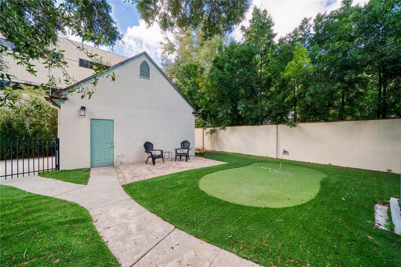 Detached 2 car garage.