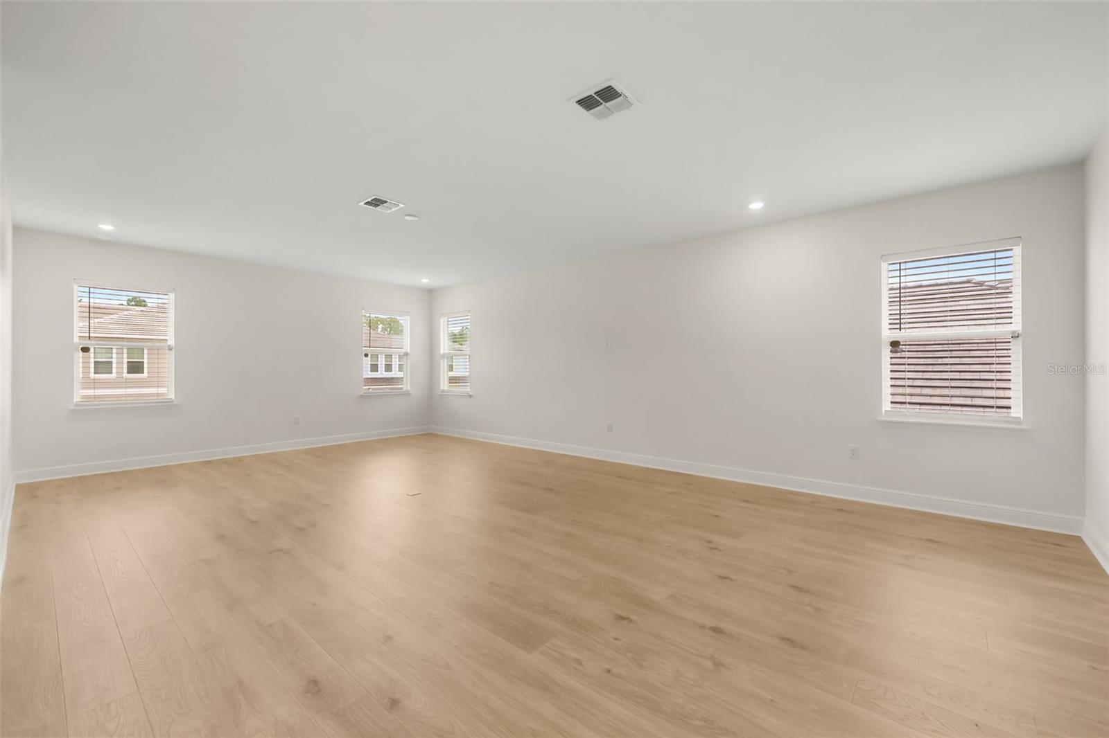 2nd floor loft with tons of space and a wet bar