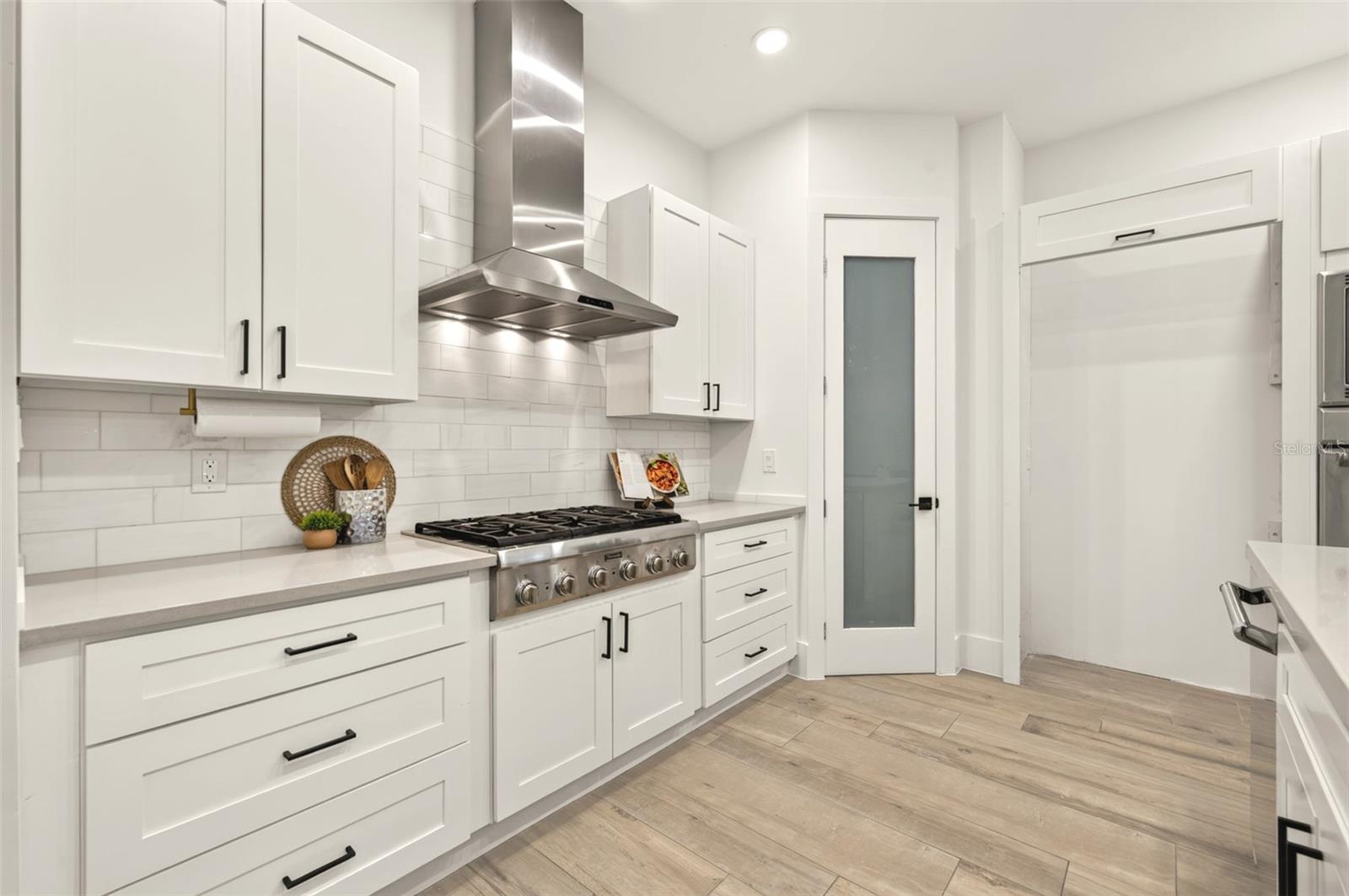 6-burner gas cooktop & large pantry