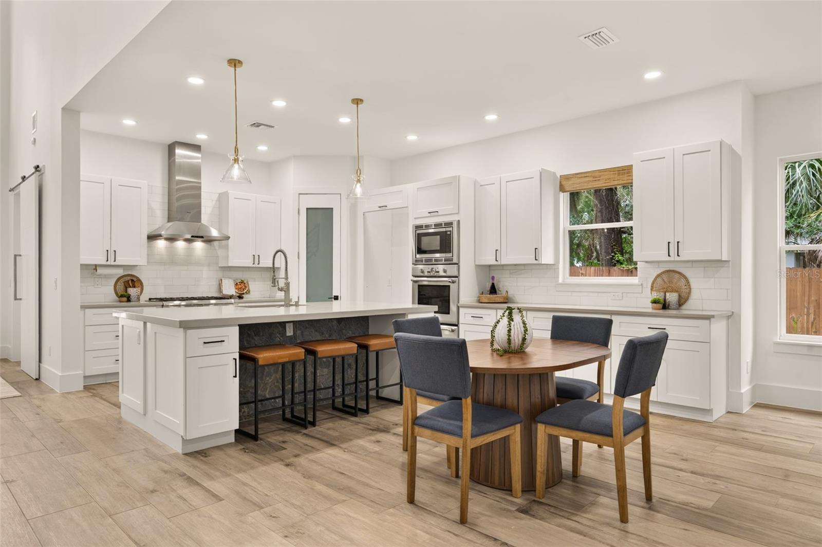 Spacious, bright kitchen & dinette area