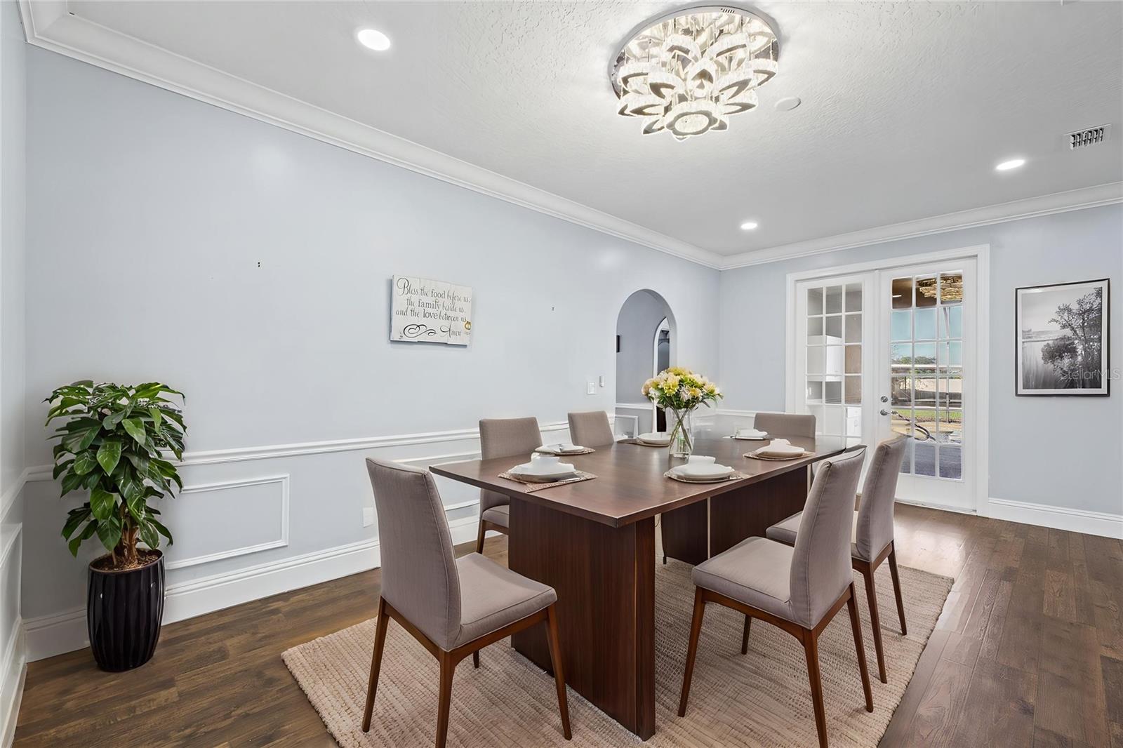 viturally staged dining room