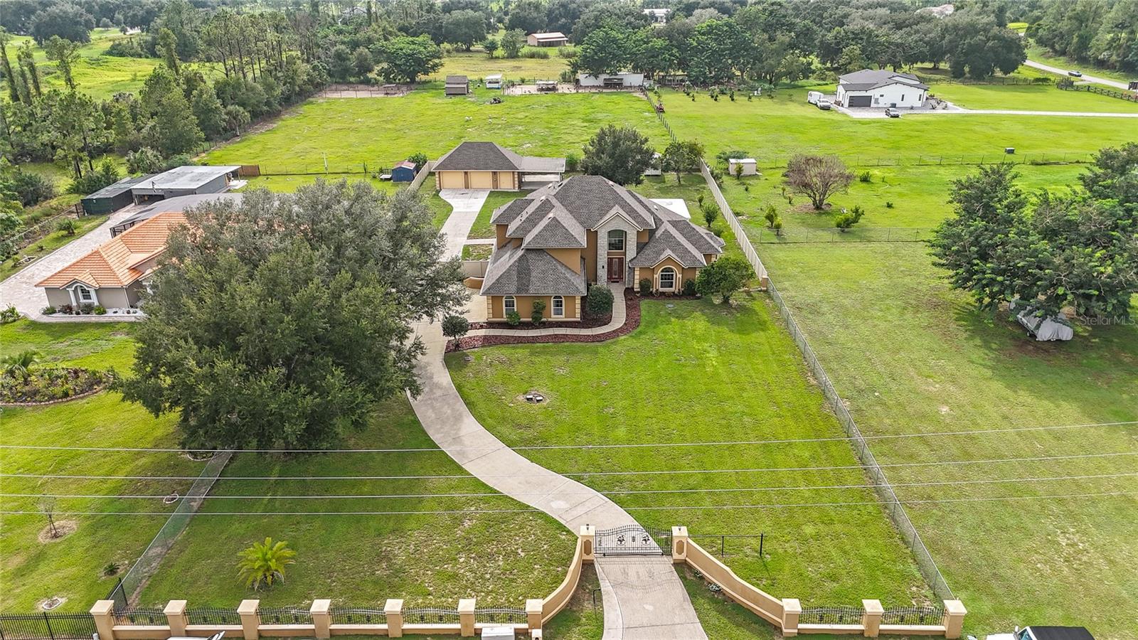 Private electronic gate and fully fenced one acre lot Private electronic gate and fully fenced one acre lot