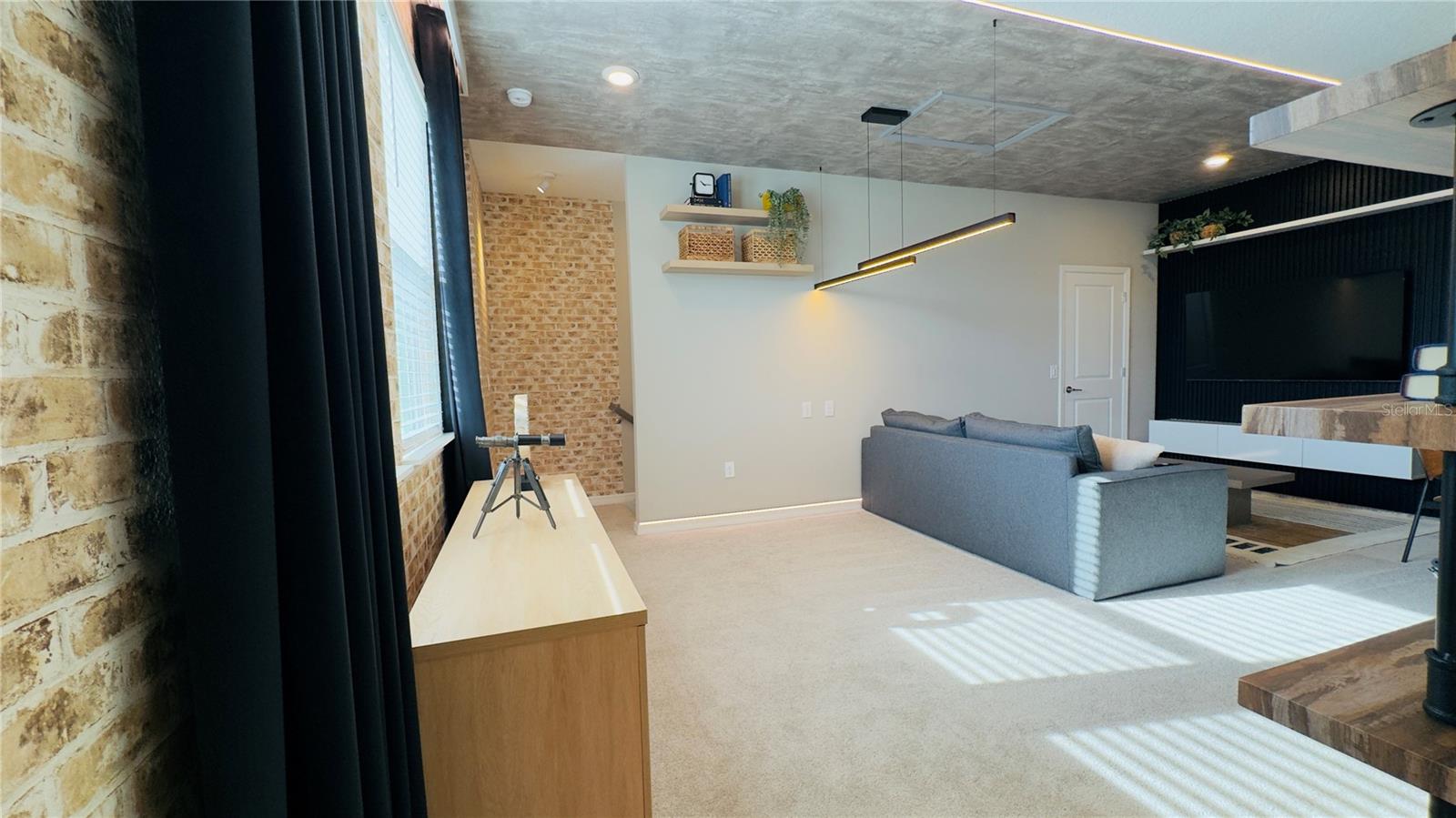 Independent studio above the garage