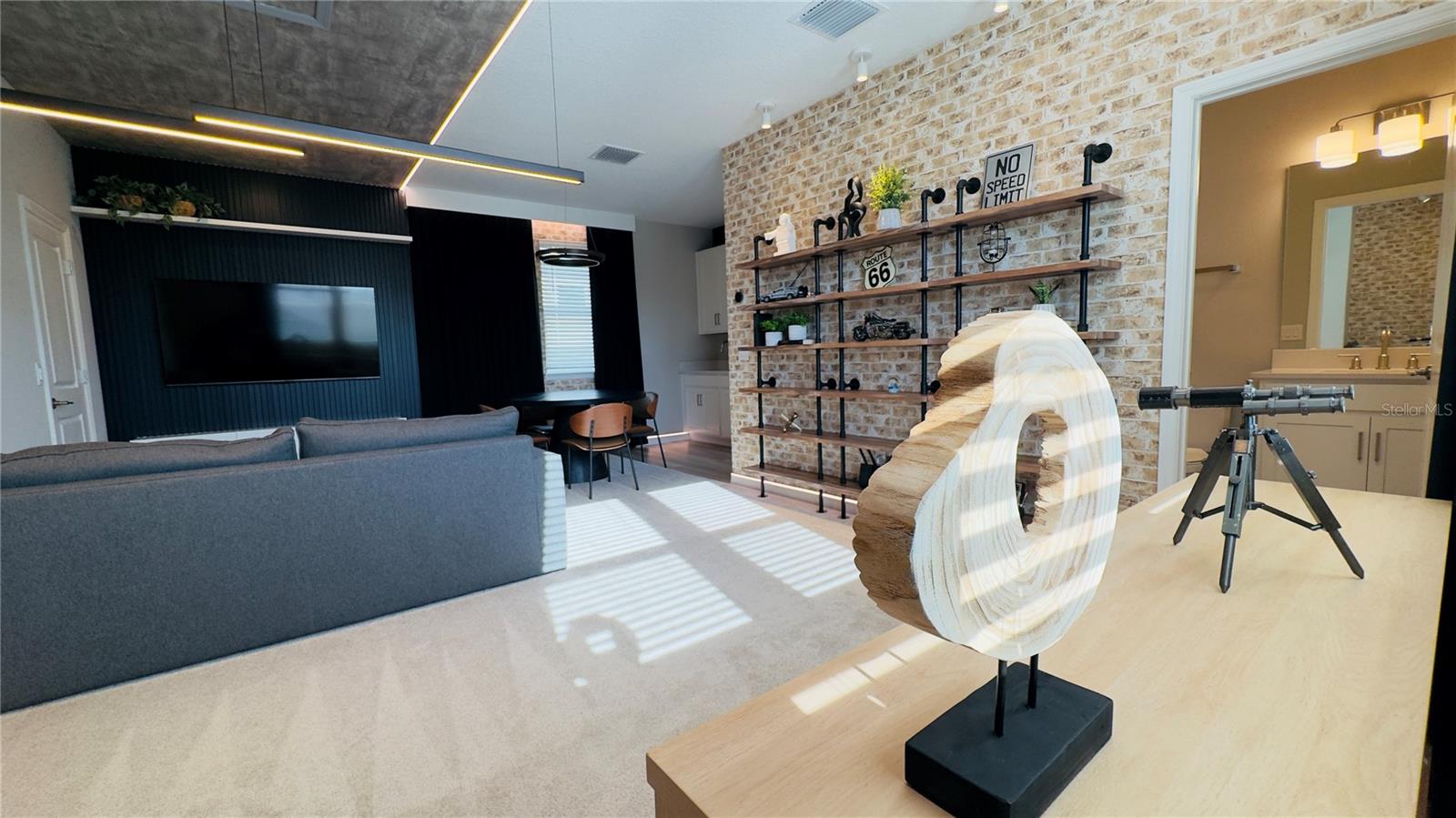Independent studio above the garage
