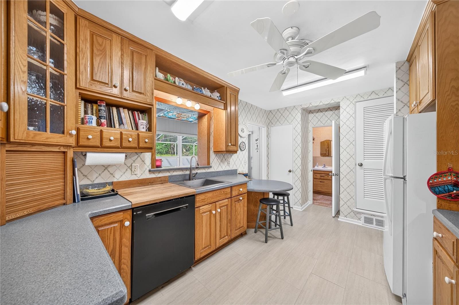 Kitchen with breakfast bar.