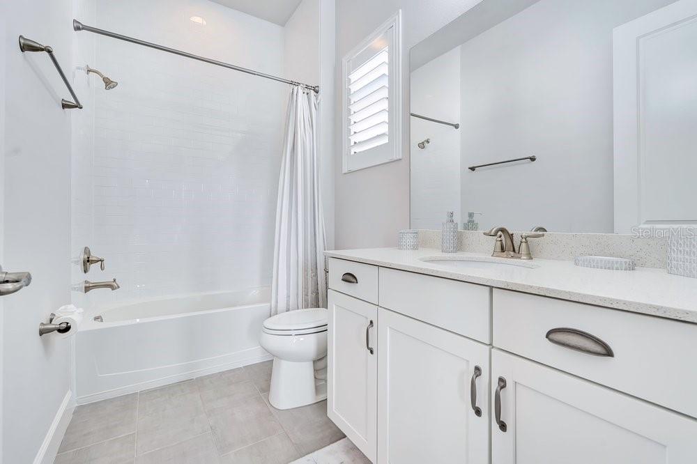 En-suite bathroom #3