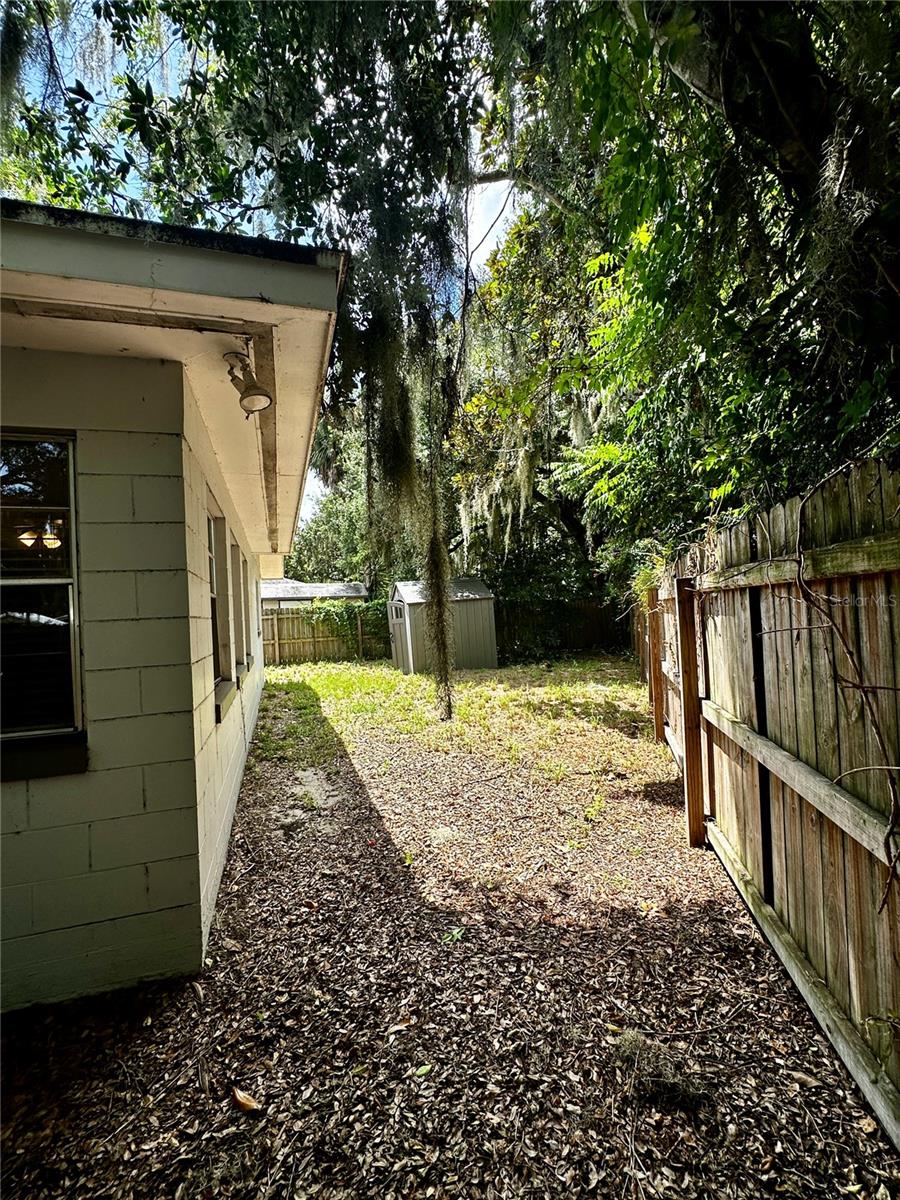 1305 ORANGE AVENUE, Tavares, FL 32778
