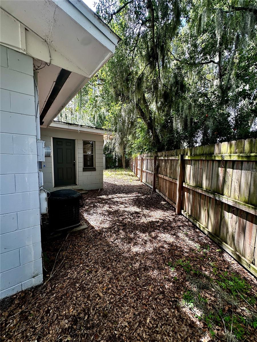 1305 ORANGE AVENUE, Tavares, FL 32778