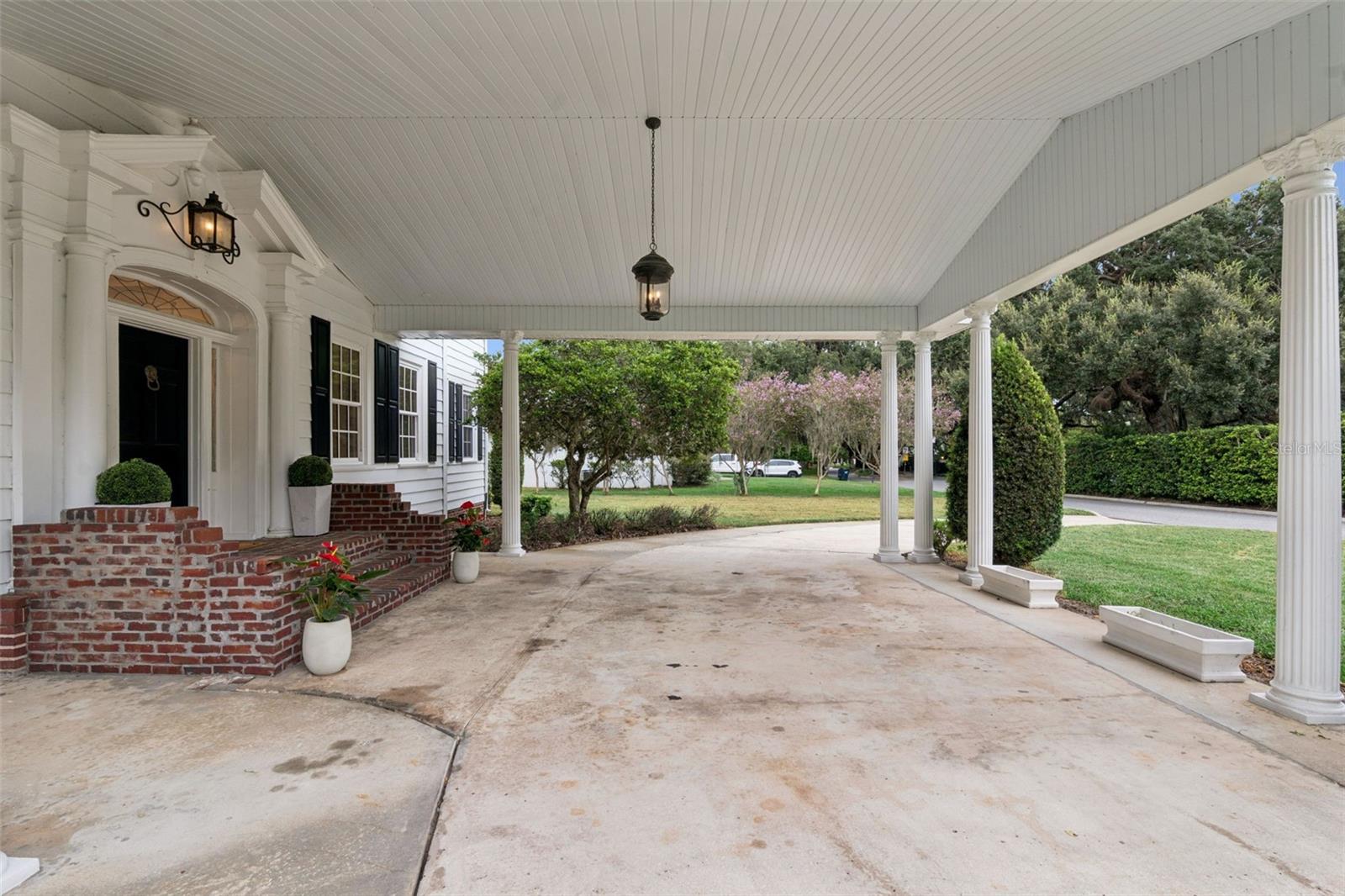 Exterior, Circular Driveway