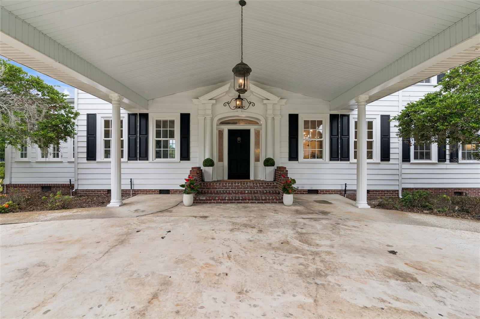 Exterior, Circular Driveway