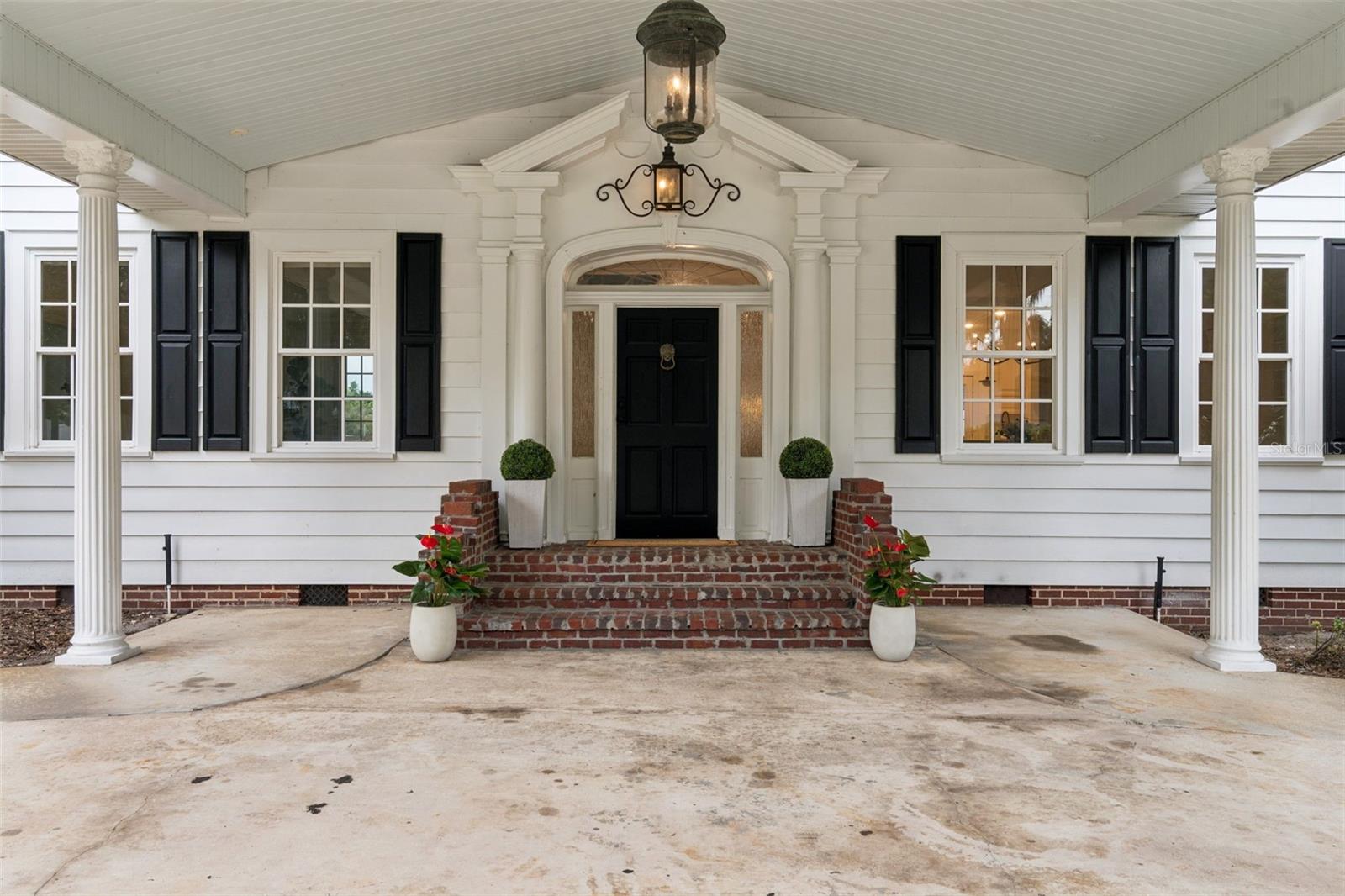 Exterior, Circular Driveway