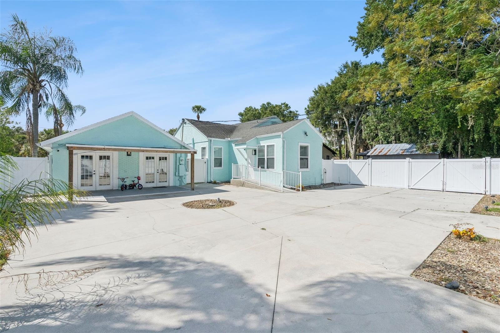 317 E MAIN STREET, Tavares, FL 32778