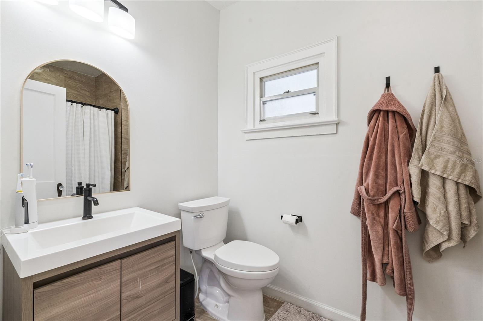 317 E MAIN STREET, Tavares, FL 32778