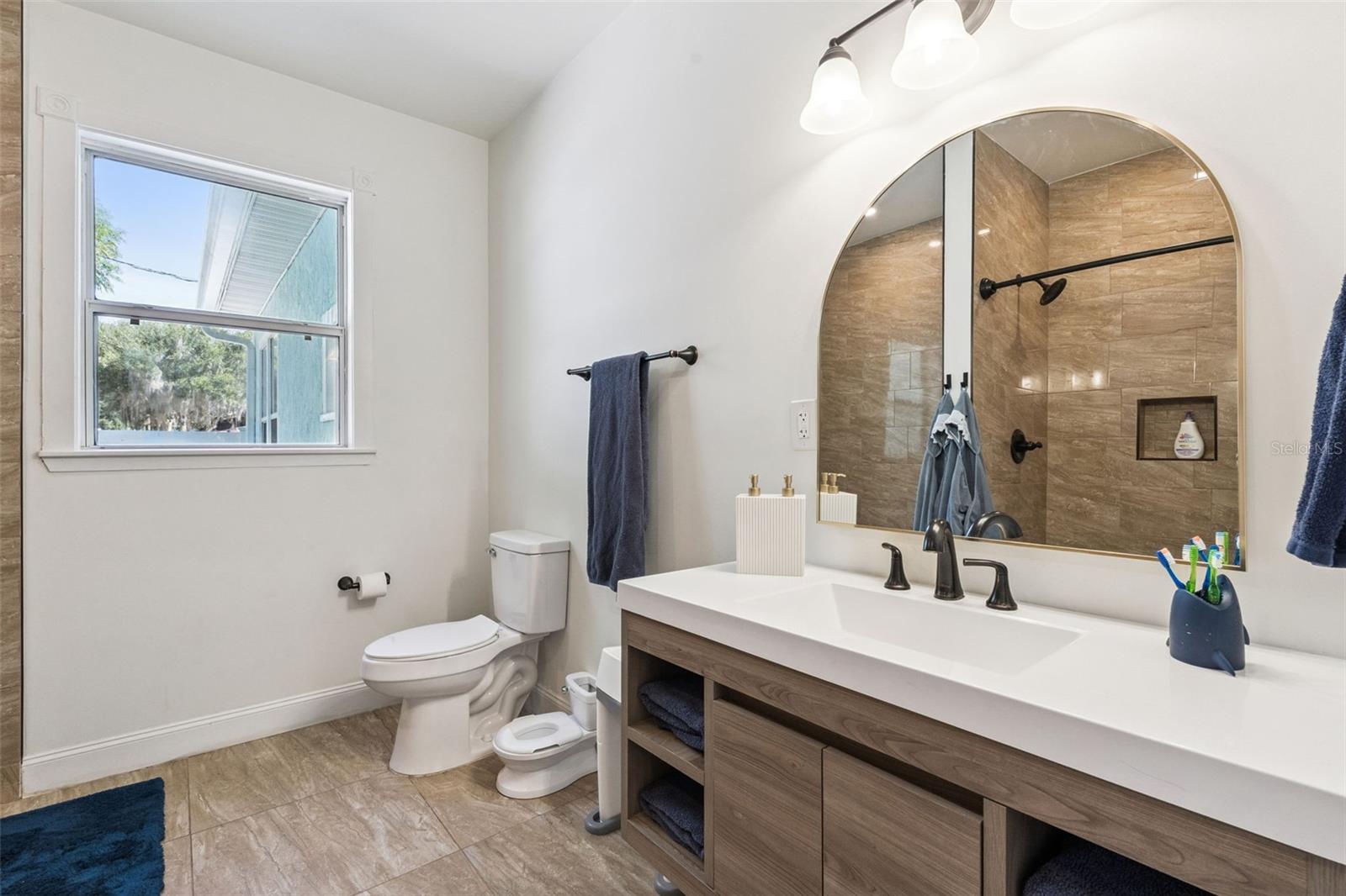 317 E MAIN STREET, Tavares, FL 32778
