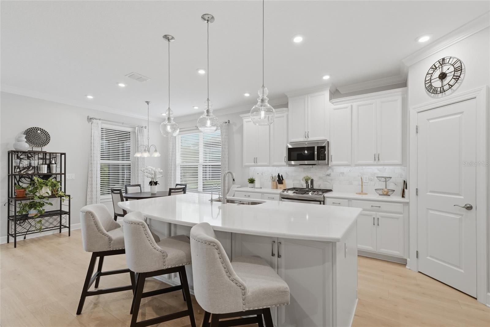 Breakfast bar w/ lots of counter space & seating