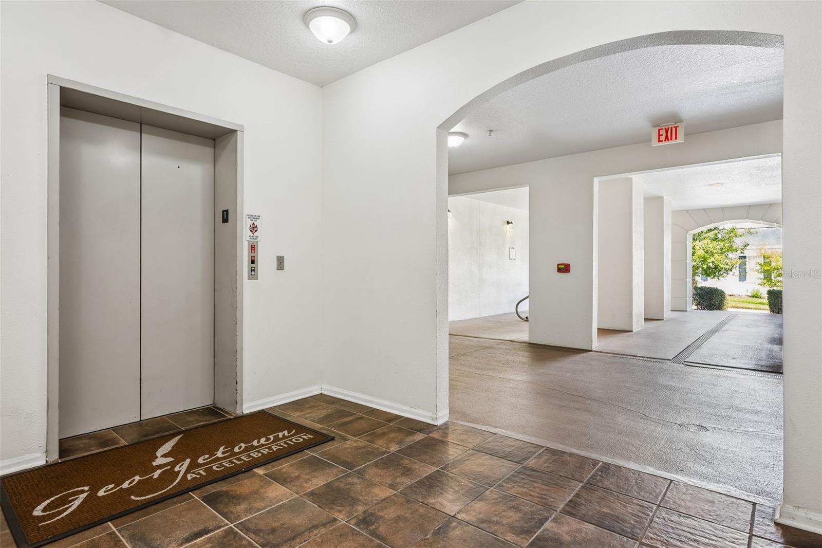 Building elevator