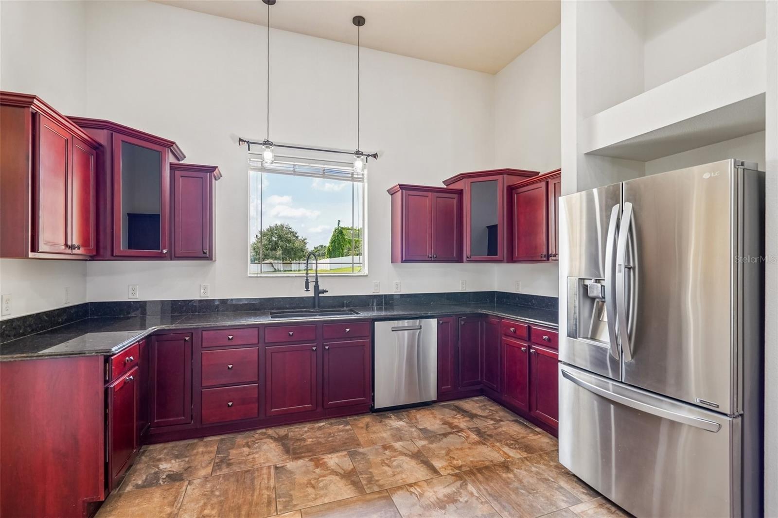 Kitchen sink/Dishwasher/Fridge