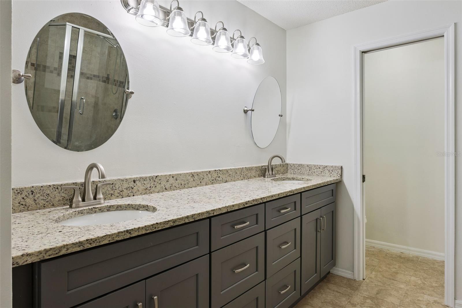 Primary bedroom Dual sink/vanity