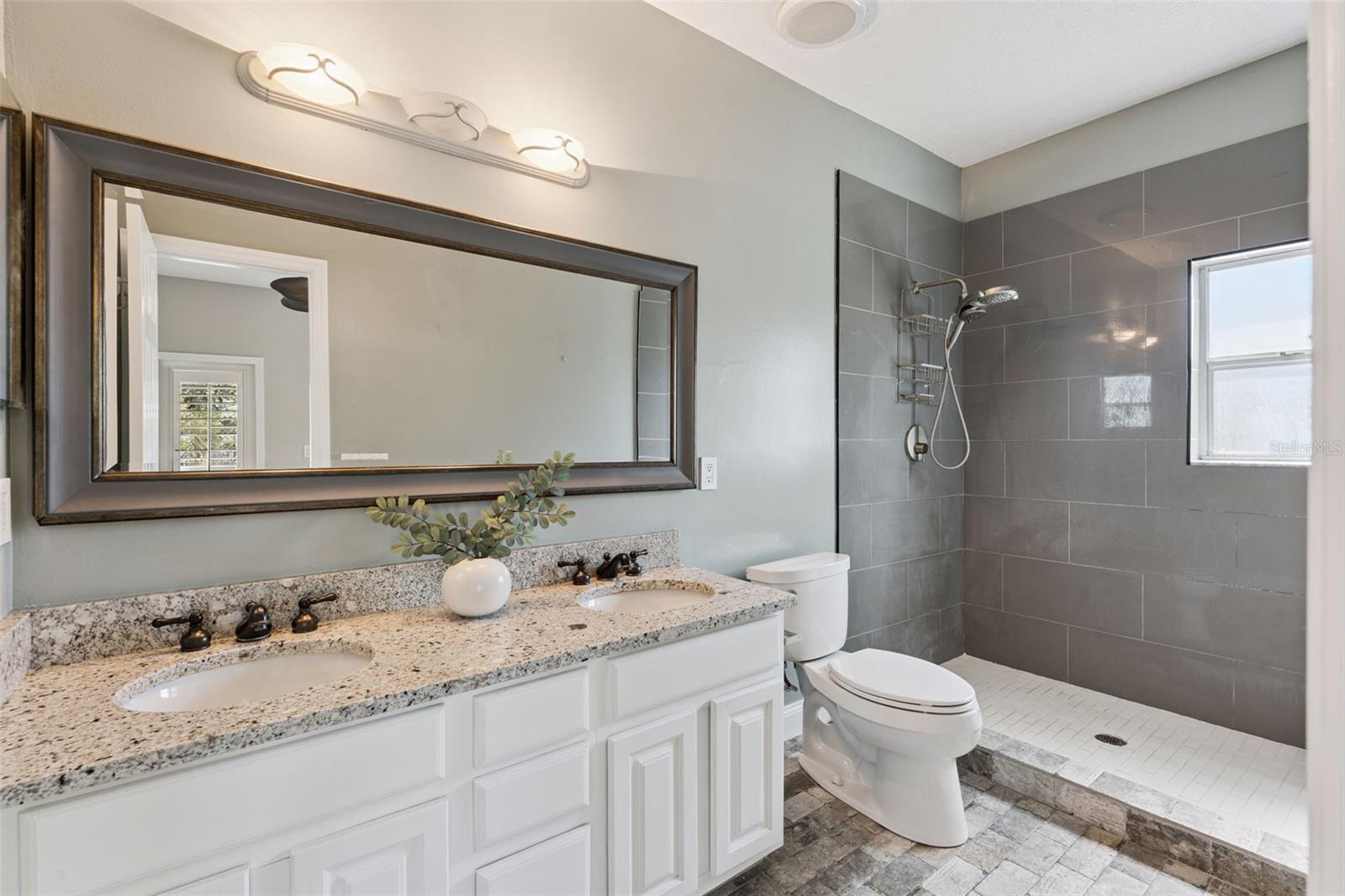 Primary en-suite bath.