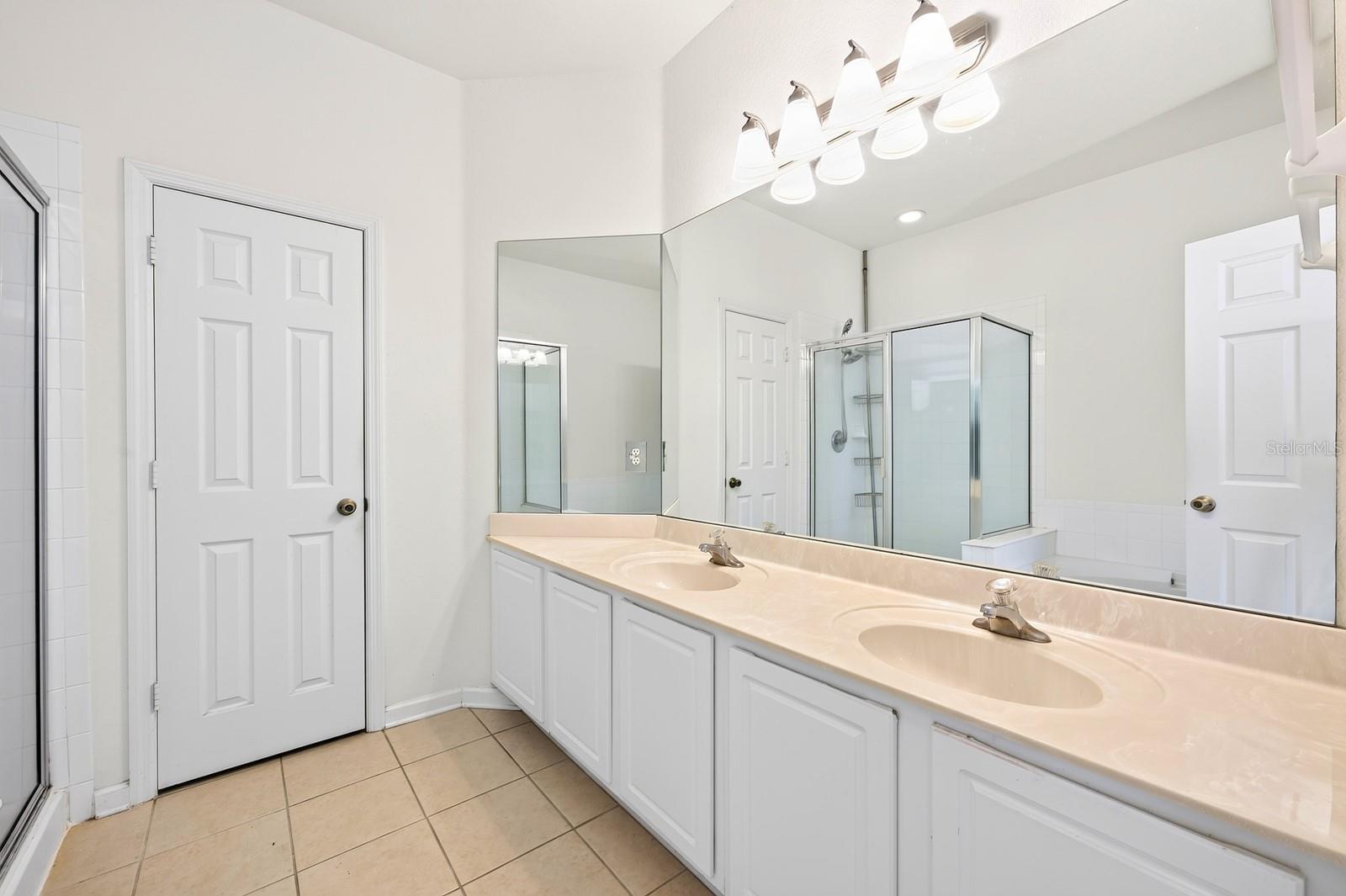 Primary en-suite bath.