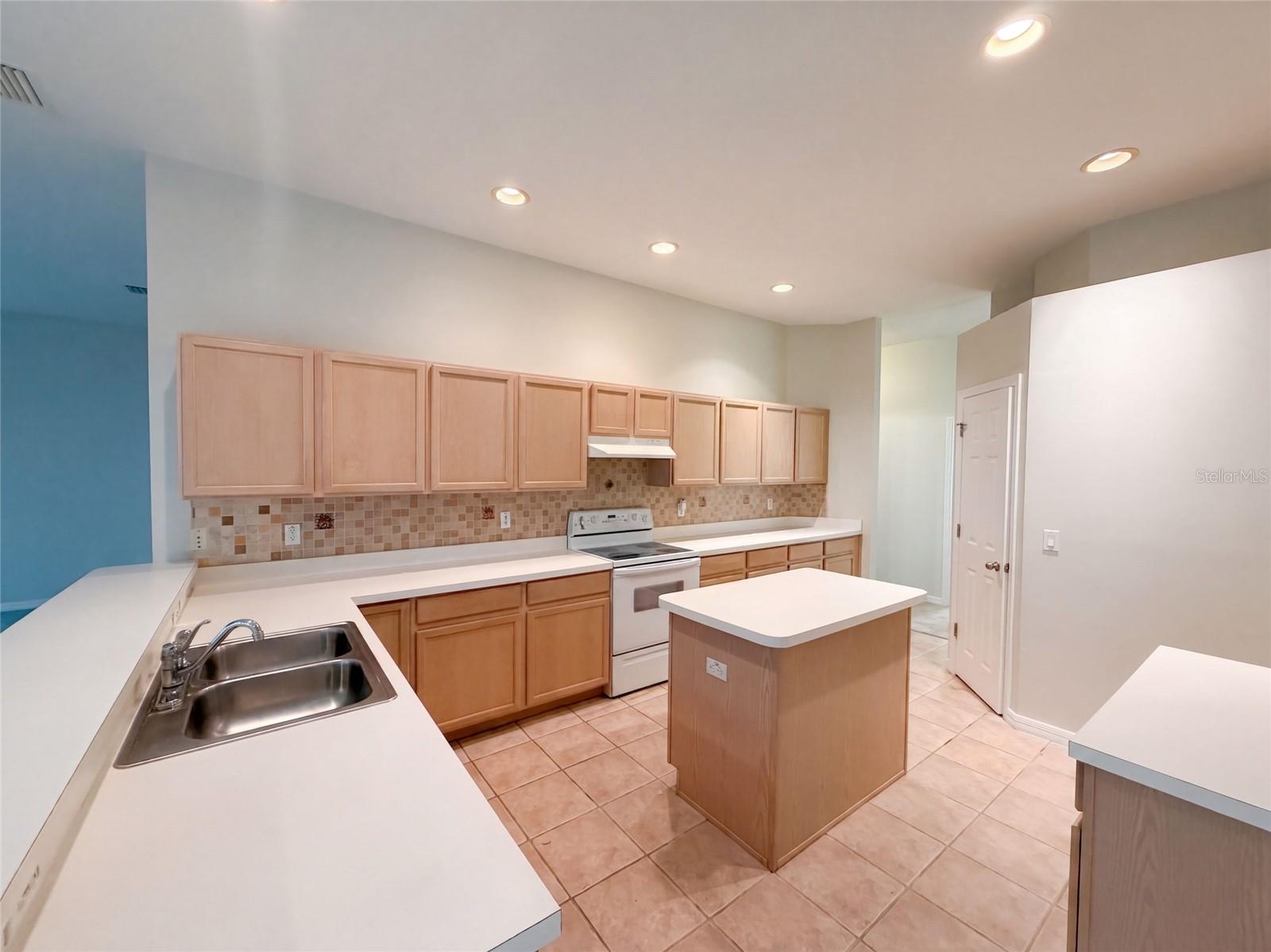 27 RUSSMAN LANE, Palm Coast, FL 32164 27 RUSSMAN LANE, Palm Coast, FL 32164