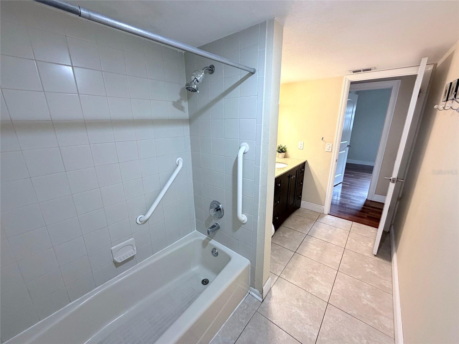 Full bathroom 2